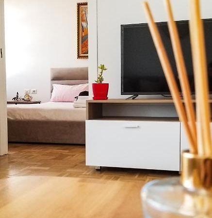 City Center Cute And Comfy Apartment - Ajia Apartments Тирана Екстериор снимка